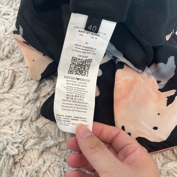 Sleeveless silk top with floral patterns - Picture 3 of 3